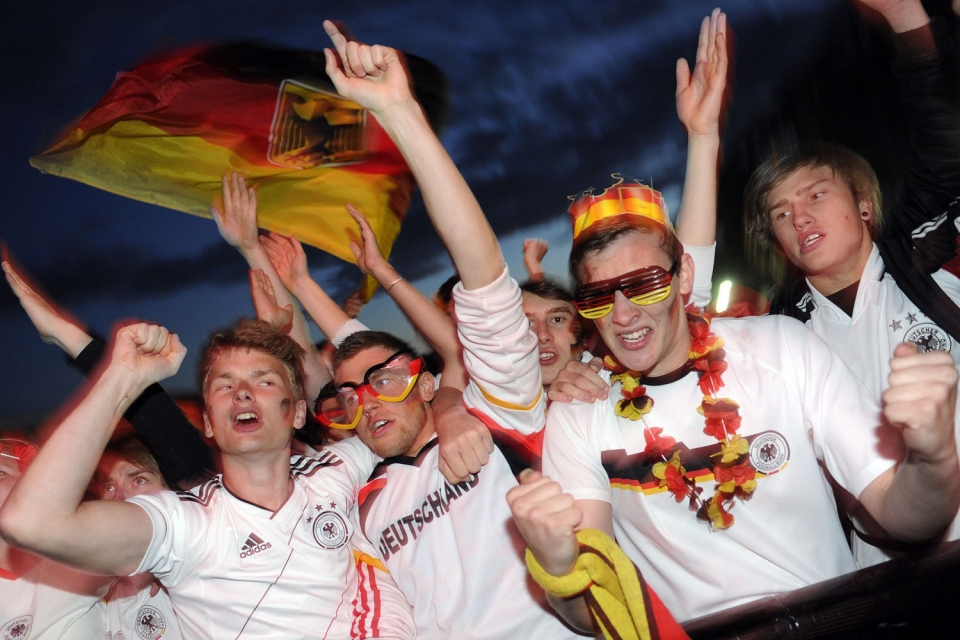 Alemaniako jarraitzaileak Portugalen aurkako garaipena ospatzen. Argazkia: EFE