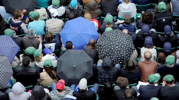 El público que ha asistido a la final se protege de la lluvia. Foto: EFE