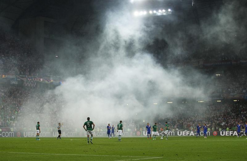 Bengala jaurtiketak Irlanda-Kroazia (1-3) partidan. Argazkia: EFE