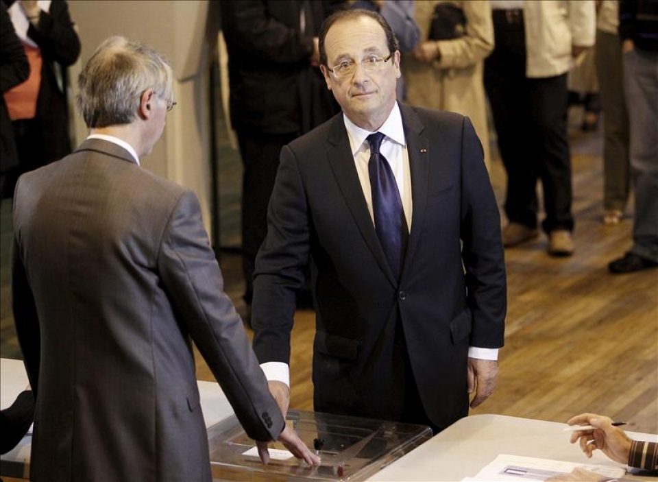 El presidente francés, François Hollande votando. EFE