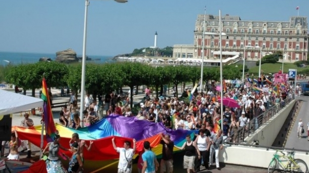 La marche des fiertés Lesbiennes, Gays, Bi et Trans à Biarritz. Photo: Les Bascos