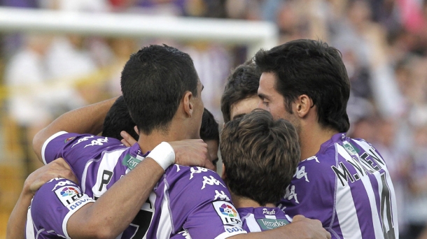 Jugadores del Valladolid celebran el tanto de Javi Guerra. Foto: EFE