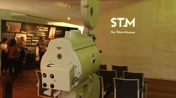 El proyector de cine de los años 50 en el museo San Telmo. Foto: EiTB