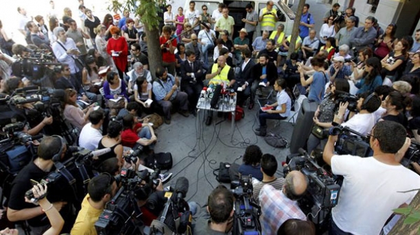 Representantes de la plataforma ciudadana '15MpaRato', durante la rueda de prensa. EFE