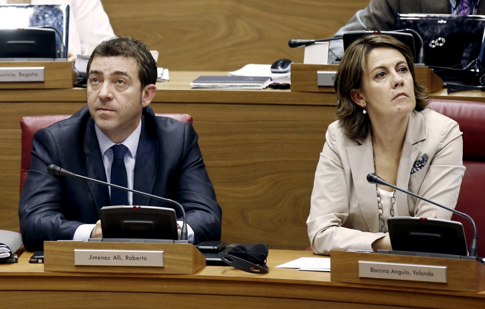 Roberto Jiménez y Yolanda Barcina, en el Parlamento navarro. EFE