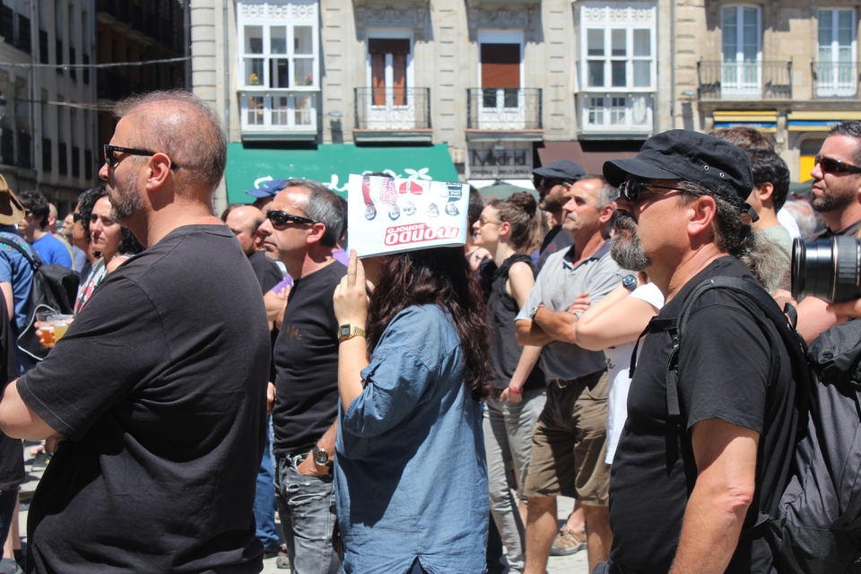 Ama Zuriaren Plaza jendez beteta egon da. Argazkia: EITB