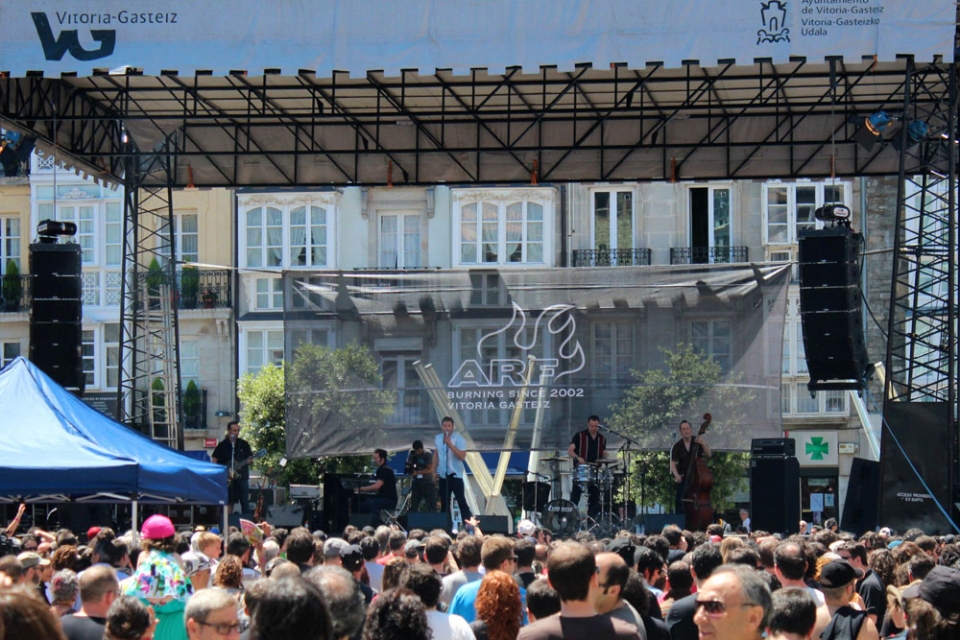Escenario de la plaza de la Virgen Blanca. Foto: Tom Hagen