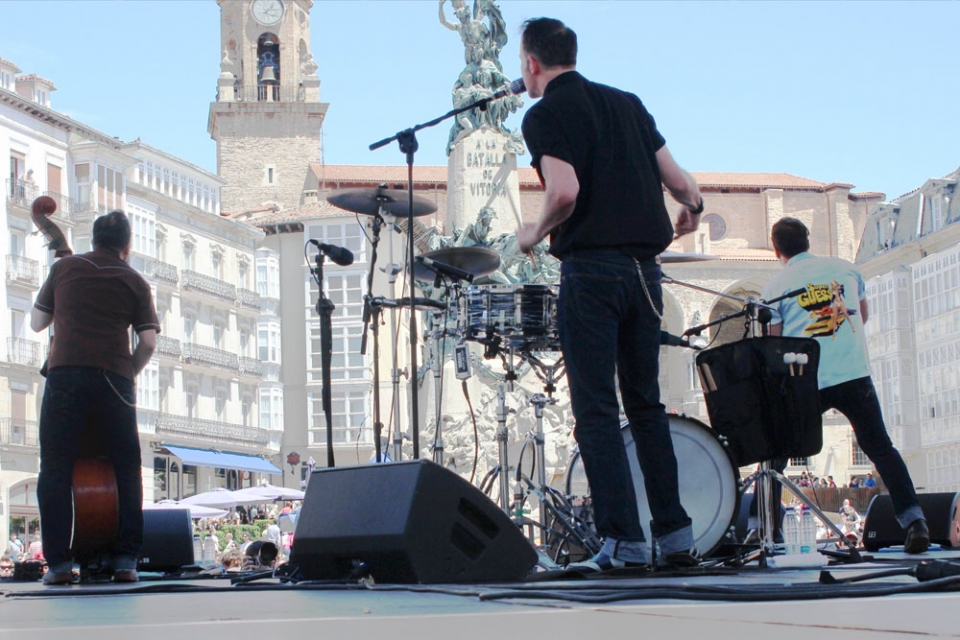 Dick Brave and The Backbeats, en la plaza de la Virgen Blanca. Foto: Tom Hagen