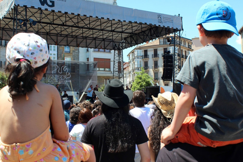 Dick Brave and The Backbeats, en la plaza de la Virgen Blanca. Foto: Tom Hagen