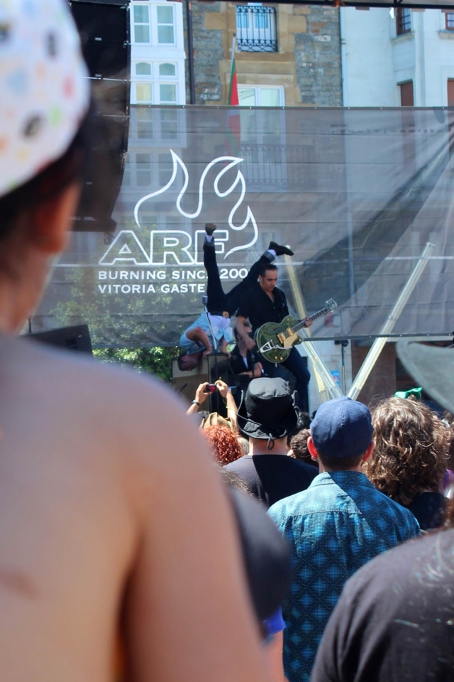 Multitud de seguidores se han acercado a la plaza de la Virgen Blanca. Foto: Tom Hagen