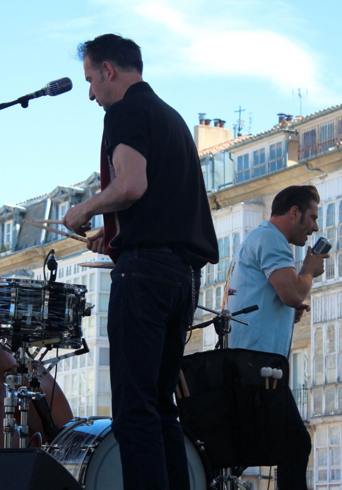 Dick Brave and The Backbeats, en la plaza de la Virgen Blanca. Foto: Tom Hagen