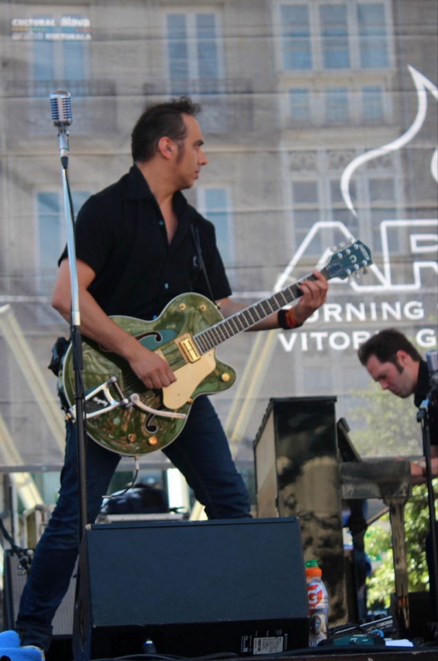 Dick Brave and The Backbeats, en la plaza de la Virgen Blanca. Foto: Tom Hagen