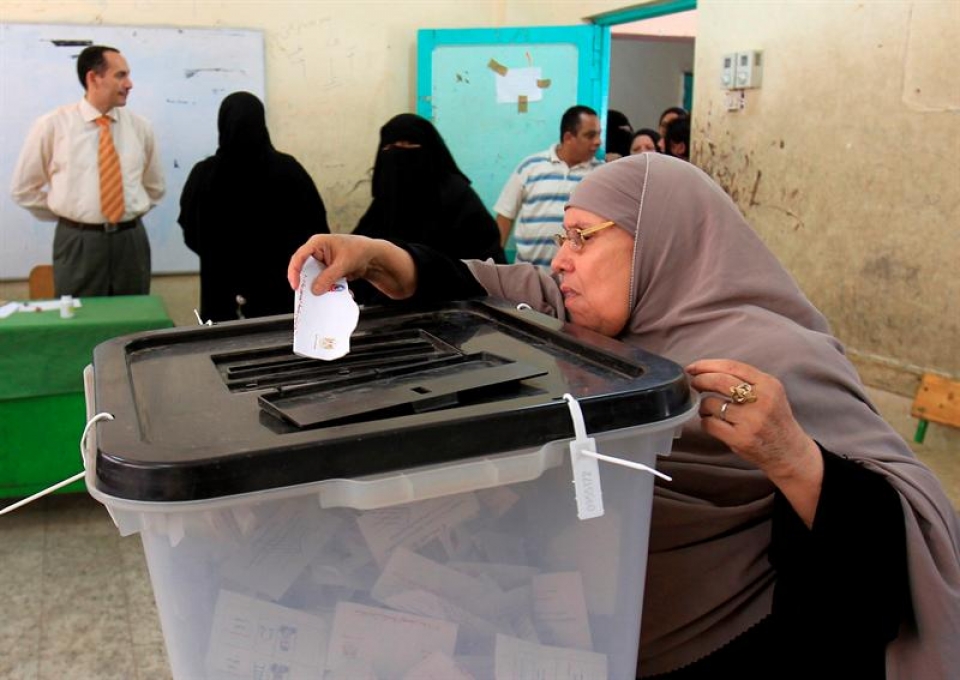 Una mujer vota durante la segunda vuelta de las elecciones presidenciales egipcias. EFE