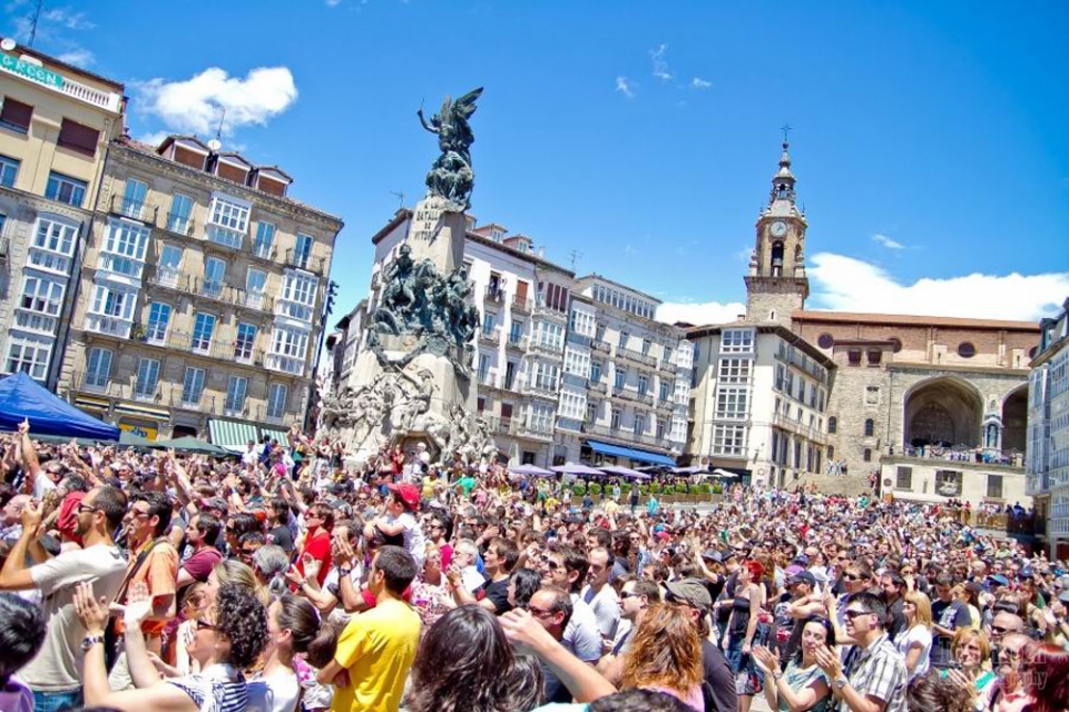 El público en la plaza de la Virgen Blanca. Foto: Tom Hagen