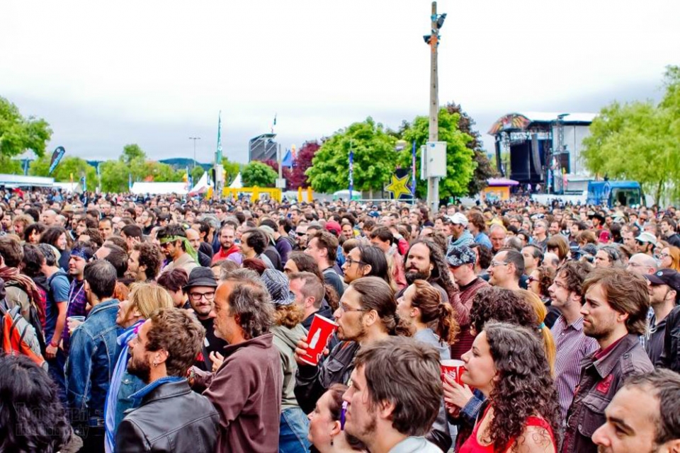 El público disfrutando de los conciertos en Mendizabala. Foto: Tom Hagen