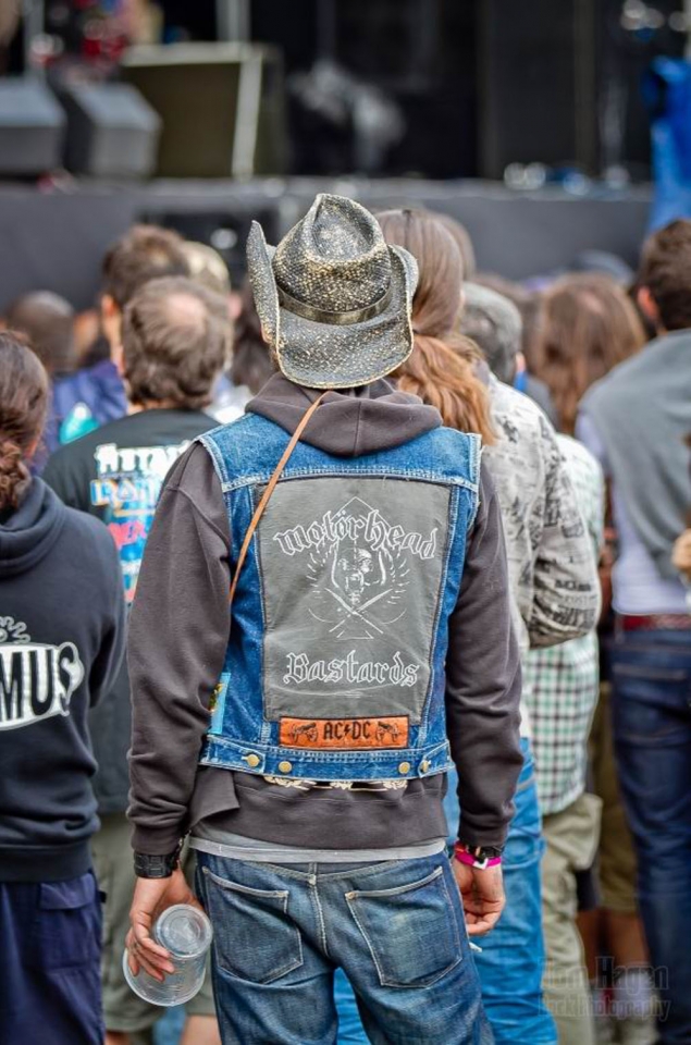 Seguidor observa el concierto. Foto: Tom Hagen