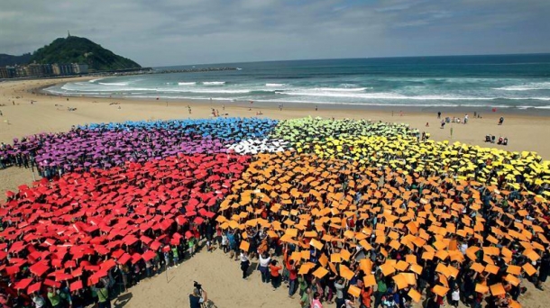 Ciento de personas han participado en la iniciativa de la playa de la Zurriola. Foto: EFE