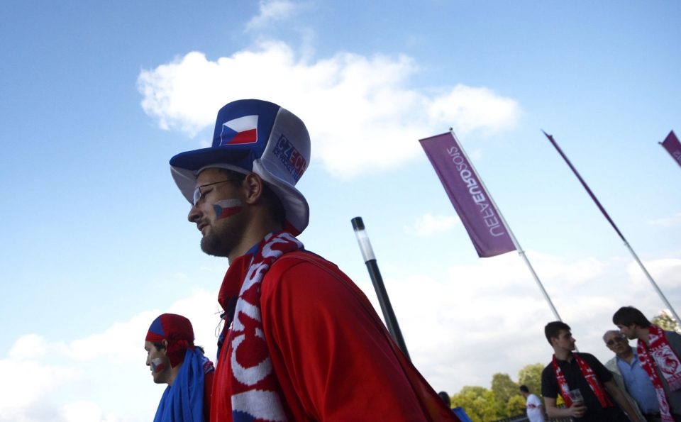 Txekiar Errepublikako jarraitzailea final-laurdenetako partida baino lehen. EFE