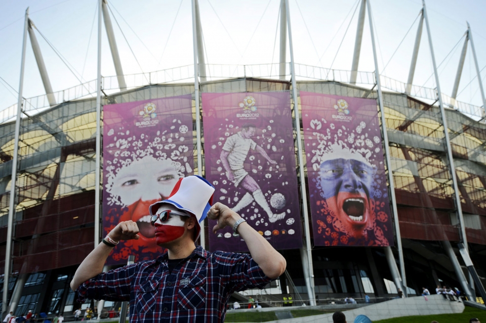 Txekiar Errepublikako jarraitzailea final-laurdenetako partida baino lehen. EFE