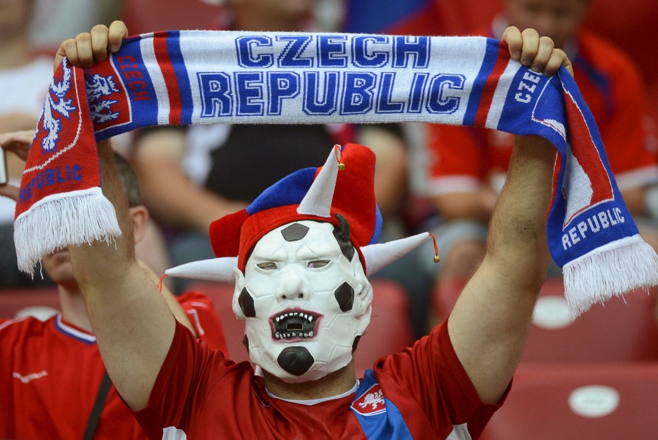 Txekiar Errepublikako jarraitzailea final-laurdenetako partida baino lehen. EFE