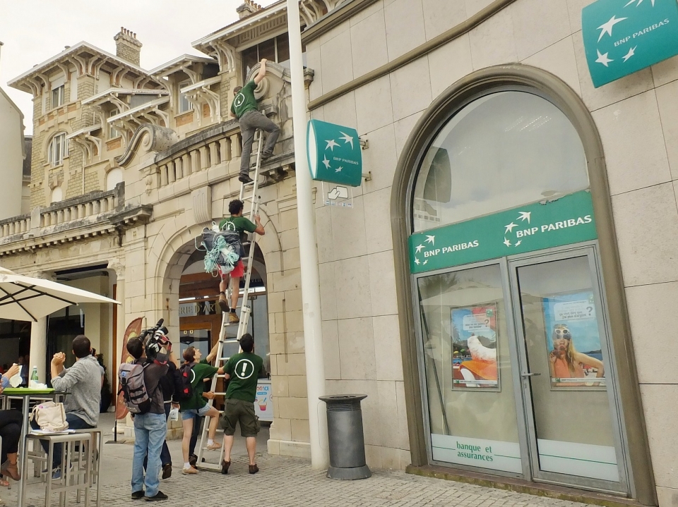 Action de Bizi contre la marchandisation de la nature à la BNP de Biarritz