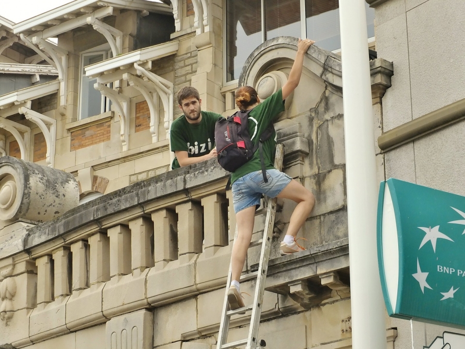 Action de Bizi contre la marchandisation de la nature à la BNP de Biarritz