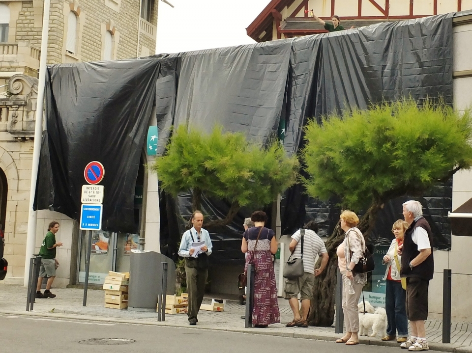 Action de Bizi contre la marchandisation de la nature à la BNP de Biarritz