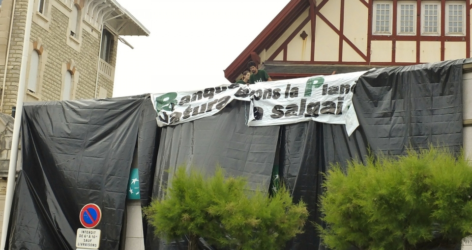 Action de Bizi contre la marchandisation de la nature à la BNP de Biarritz