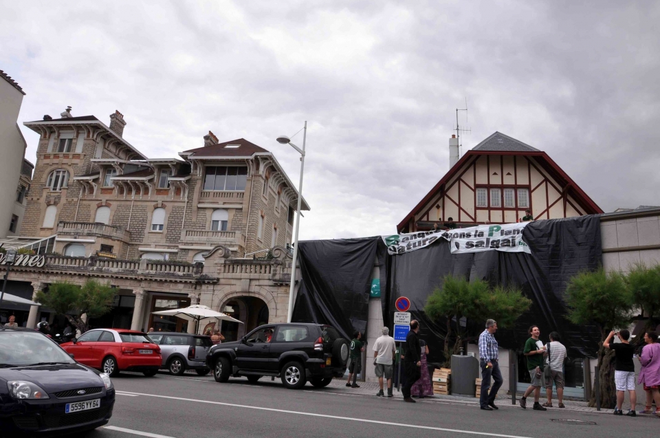 Action de Bizi contre la marchandisation de la nature à la BNP de Biarritz
