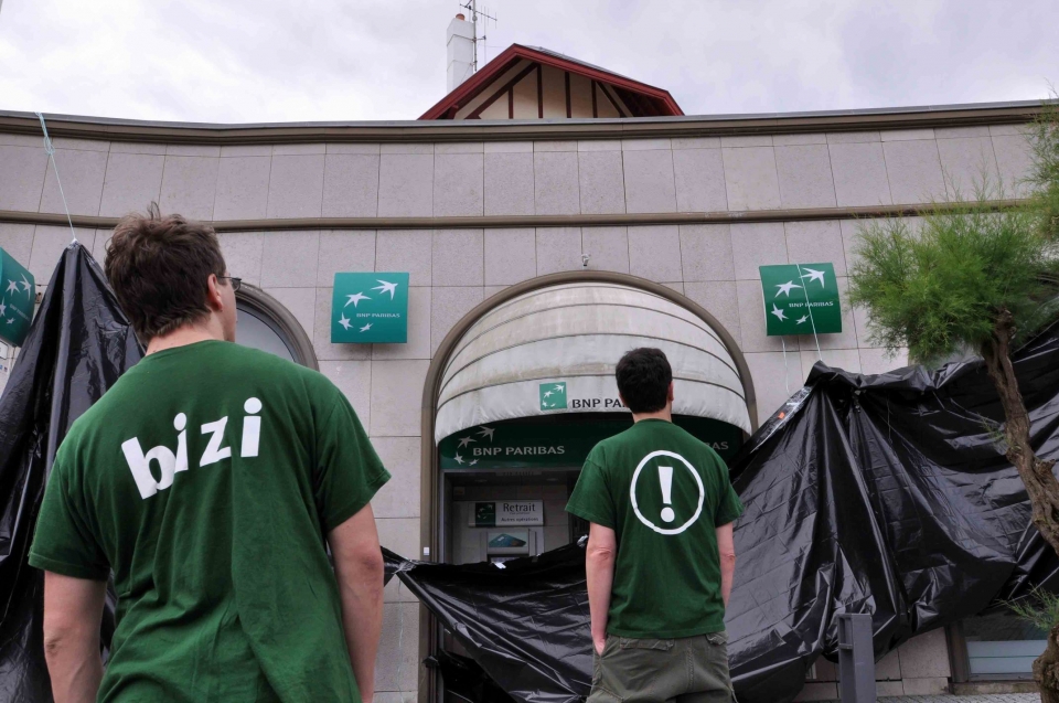 Action de Bizi contre la marchandisation de la nature à la BNP de Biarritz