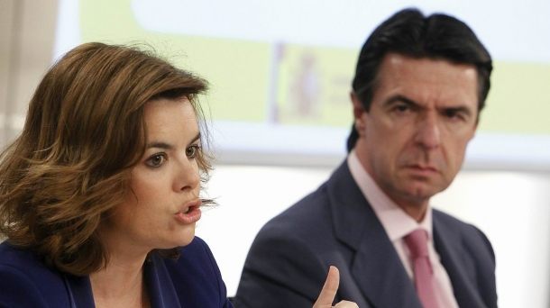 La vicepresidenta Soraya Sáenz de Santamaría junto al ministro de Industria, Jose Manuel Soria. EFE