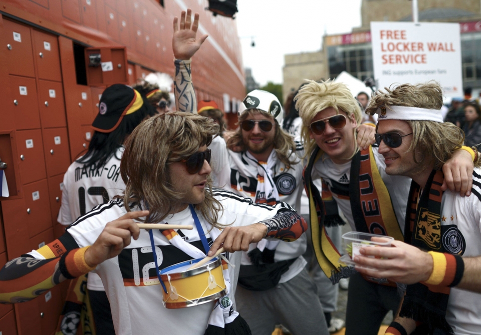 Alemaniako jarraitzaileak final-laurdenetako partida baino lehen. EFE