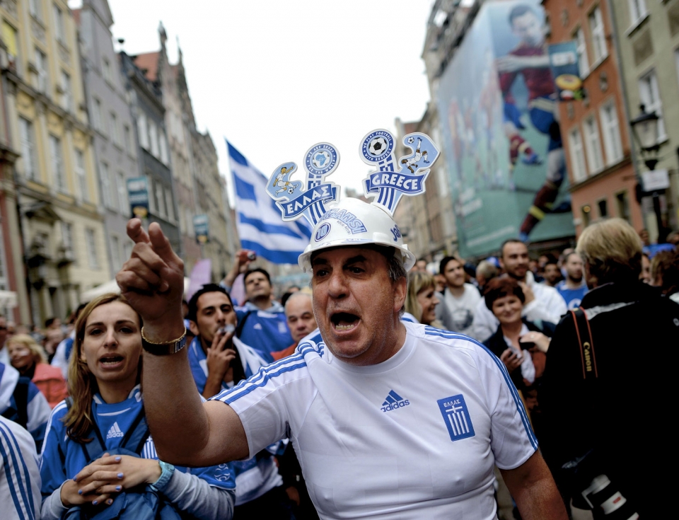 Greziako jarraitzaile bat final-laurdenetako partida baino lehen. EFE