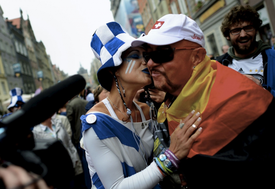 Alemaniako eta Greziako zaleak final-laurdenetako neurketa baino lehen. EFE