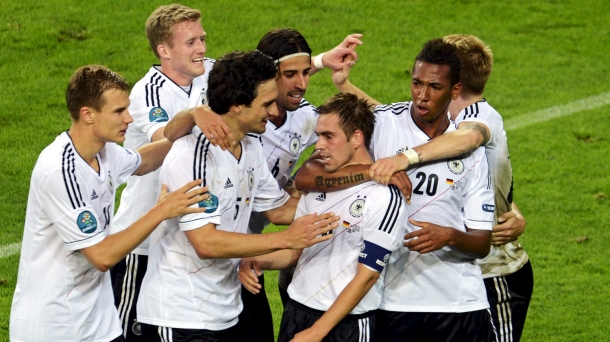 Lahm celebra junto a sus compañeros el gol marcado a Grecia. Foto: EFE