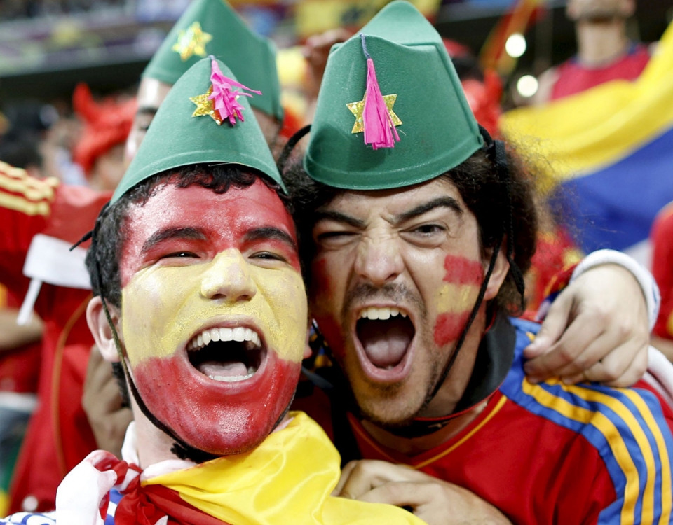 Espainiako zaleak Frantziaren aurkako neurketa jokatu baino lehen. EFE