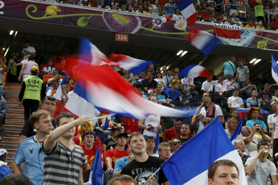 Frantziako jarraitzaileak Dombas Arenan. EFE