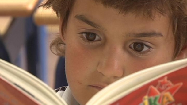 Niño leyendo. 