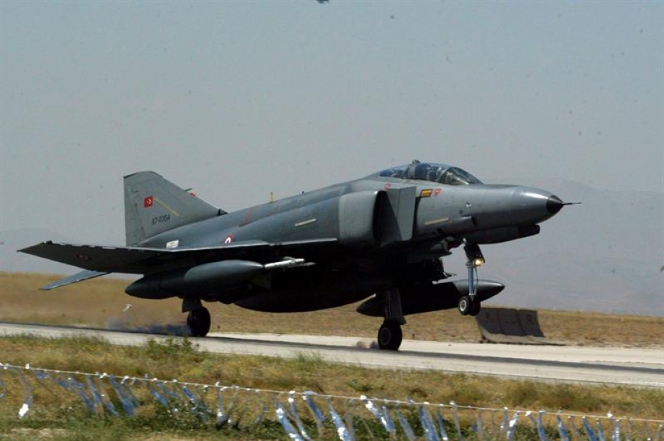 Fotografía de archivo que muestra un Phantom fighter F-4 turco. EFE