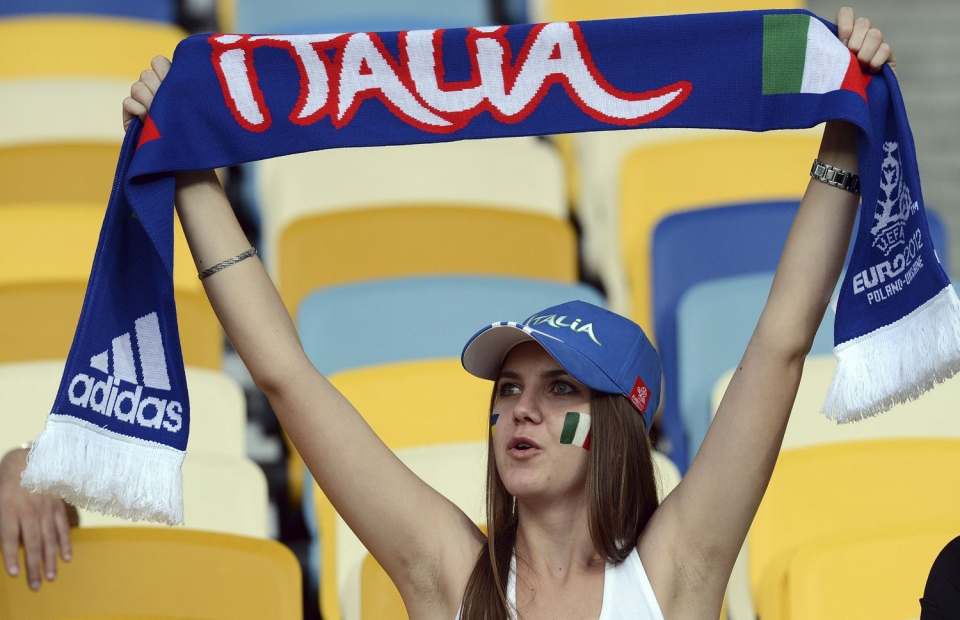 Italiako jarraitzailea final-laurdenetako partida baino lehen. EFE