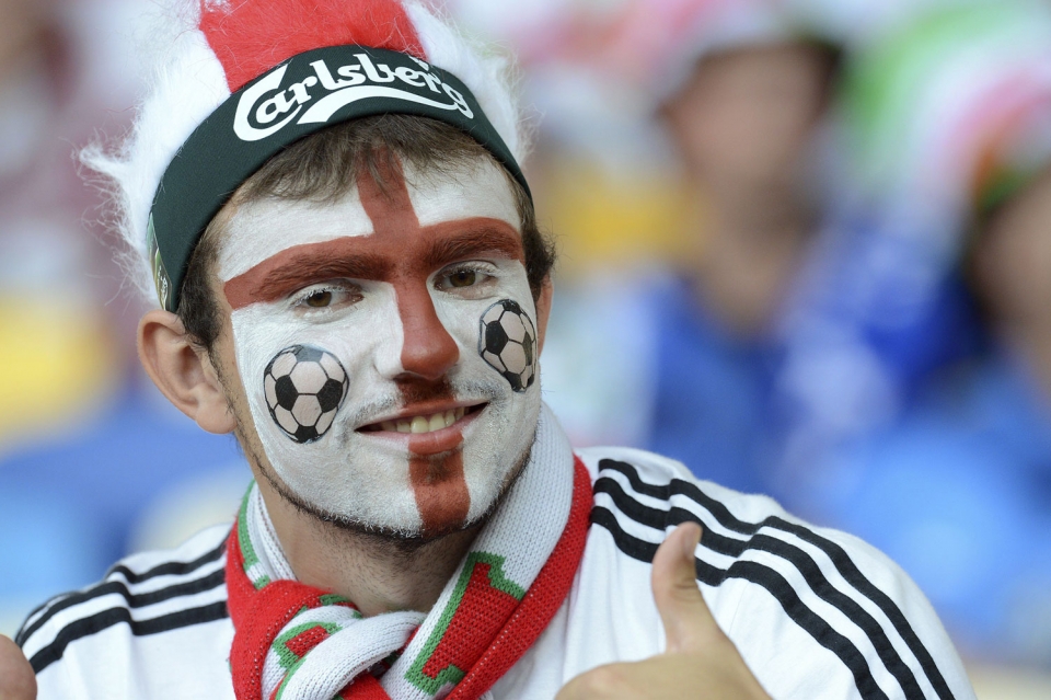 Ingalaterrako zale bat final-laurdenetako partida jokatu baino lehen. EFE