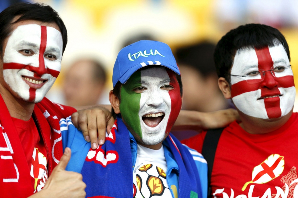 Ingalaterrako eta Italiako zaleak final-laurdenetako neurketan. EFE