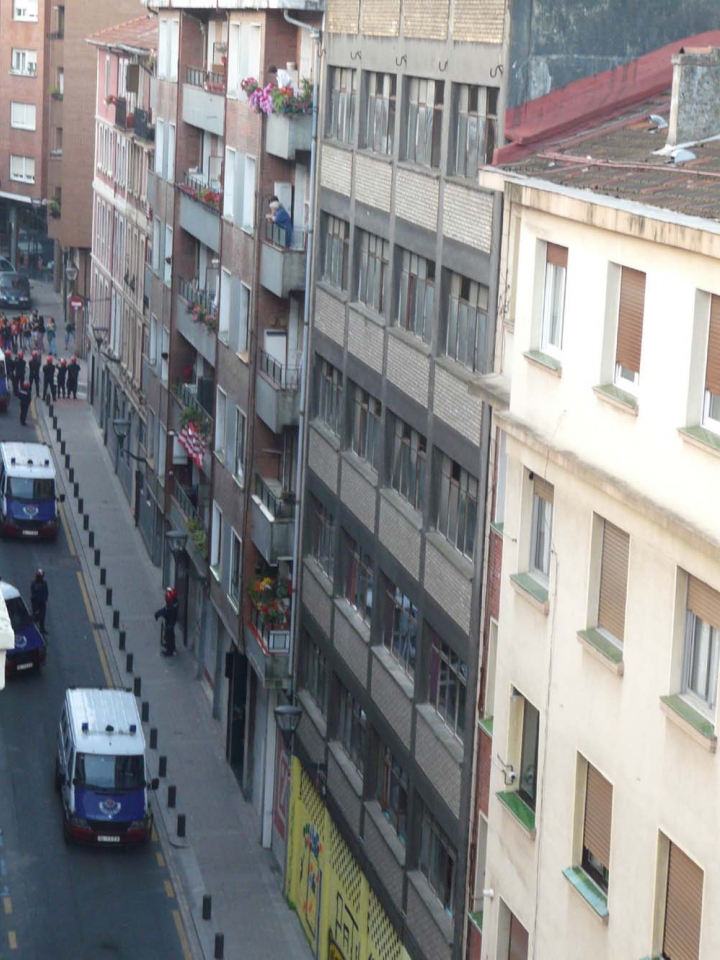 Ertzaintza gaztetxe kanpoan. Iturria: Uribarriko Piztu auzo elkartea.