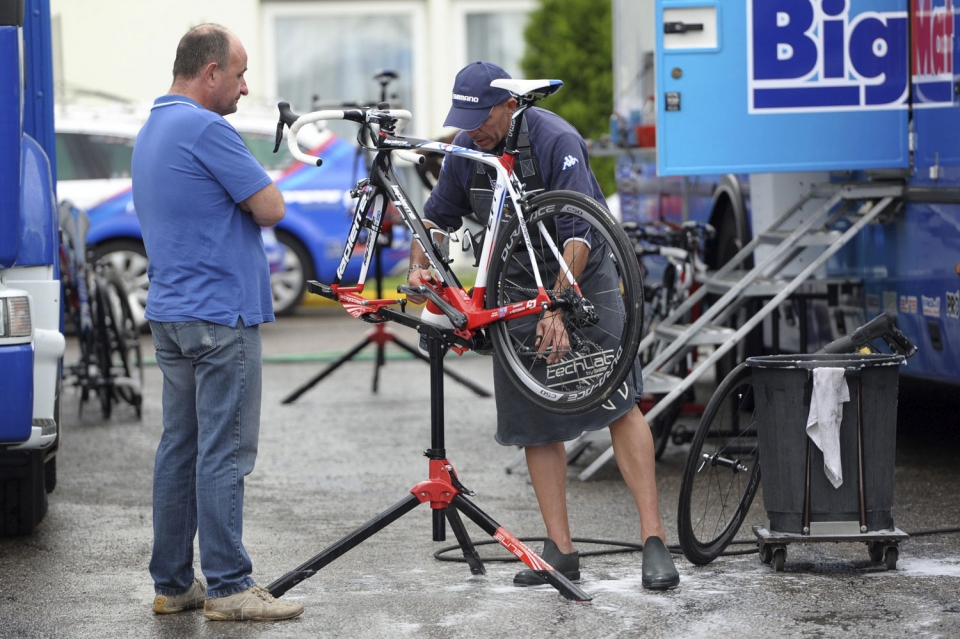 Un mecánico del equipo FDJ-BigMat limpia una bicicleta. EFE