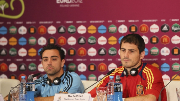 Iker Casillas y Xavi Hernández en rueda de prensa. EFE