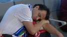 Un aficionado italiano descansa en el aeropuerto de Madrid. EFE title=