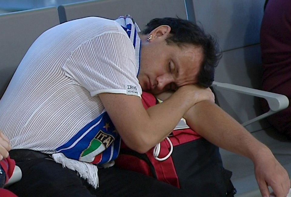 Italiako zale bat atseden hartzen Madrilgo aireportuan. EFE