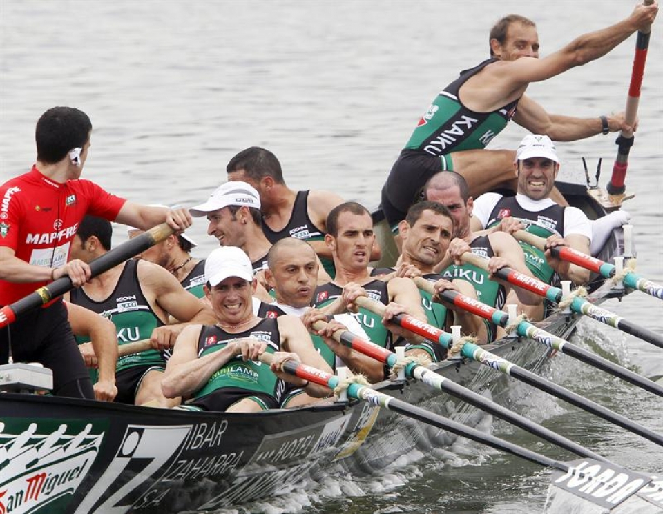 La trainera de Kaiku en las aguas de El Astillero de Guarnizo. Foto: EFE