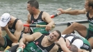 Los remeros de Kaiku, cansados tras ganar la XIV Bandera Real Astillero de Guarnizo. Foto: EFE title=