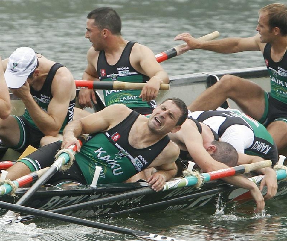 Los remeros de Kaiku, cansados tras ganar la XIV Bandera Real Astillero de Guarnizo. Foto: EFE